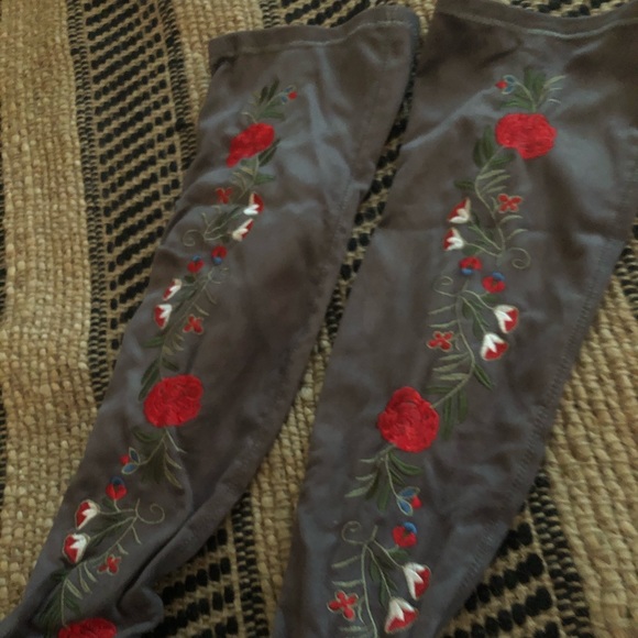NWT Grey Floral Embroidered Classy & Trendy Boots - Picture 15 of 15